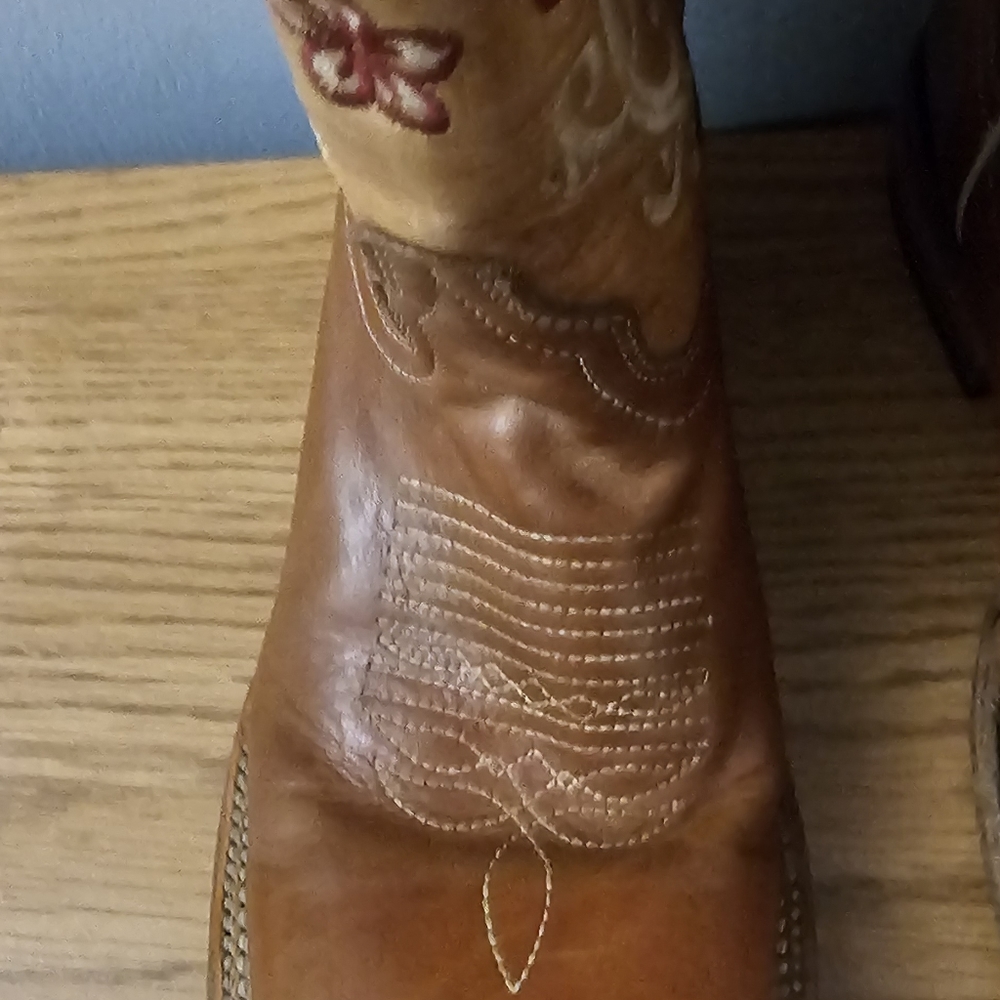 Woman. Boots - Picture 2 of 8